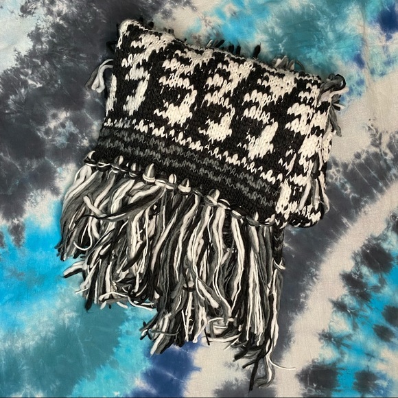 Steve Madden Cabin Fever Greyscale Scarf - Picture 4 of 6